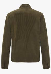 Olivgrön mockajacka med långa ärmar, detaljerad söm i ryggen, knappmanchetter och rak nederkant.