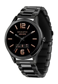 Smartwatch in metallo nero con quadrante rotondo, grandi numeri dorati e display digitale per la data e le metriche di fitness. Design della cinturino a maglie lisce.