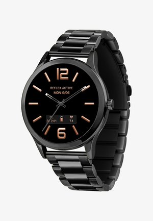 Zwarte smartwatch met een ronde wijzerplaat, grote goudkleurige cijfers en een digitaal display voor datum en fitnessstatistieken. Gladde schakelarmband.