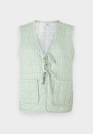 Colete acolchoado em verde pálido com padrão xadrez branco. Apresenta um decote em V, laço à frente e dois bolsos frontais com bordas arredondadas.