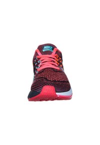 Scarpe da running Nike con una parte superiore in maglia nera e rossa, lacci rosa e dettagli blu. Suola in gomma con grip testurizzato e dettagli di ammortizzazione.