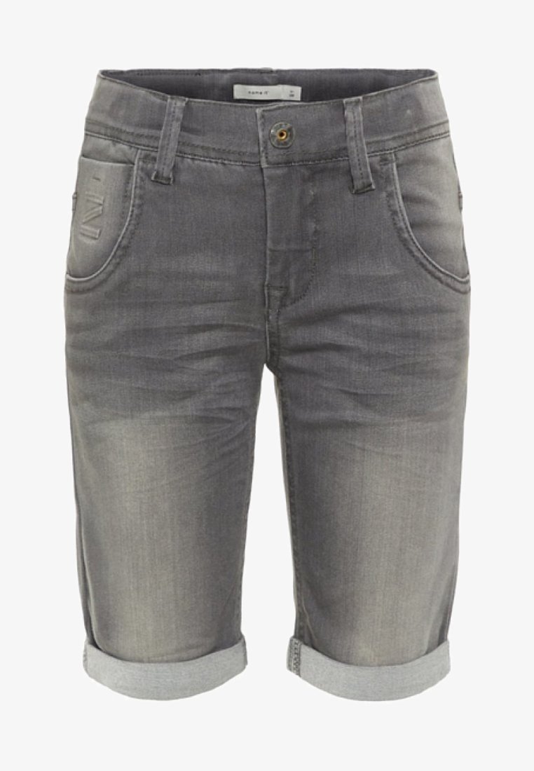 Short en denim gris avec poches avant, fermeture par boutons, passants de ceinture et revers retroussés.