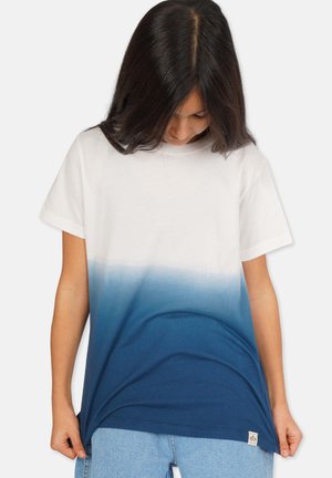 Hvid og marineblå bomulds t-shirt med et gradientdesign, der går fra hvid til dyb blå, med korte ærmer og rund halsudskæring.
