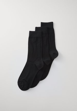 Calcetines de algodón negros, tres pares apilados, con un puño acanalado, textura suave y diseño clásico de longitud media.