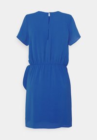 Blå kortärmad klänning i lätt tyg, med elastisk midja, nyckelhålsöppning bak och sidoknytning.