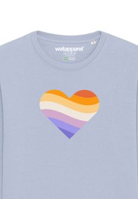 Lichtblauwe t-shirt met een hartgrafiek met oranje, crème, roze en paarse golvende strepen. Zacht katoenmateriaal, ronde halslijn.