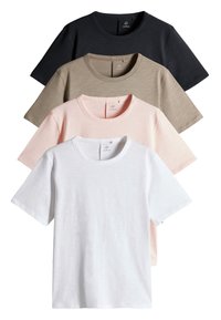 Set med fyra T-shirts med korta ärmar i svart, khaki, rosa och vitt. Tillverkade av mjukt tyg med rundade halsringningar och enkel design.