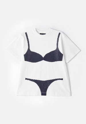 T-shirt de algodão branco com uma impressão gráfica de um soutien preto e uma tanga, com linhas texturizadas representando detalhes de renda e formatos de roupa interior.
