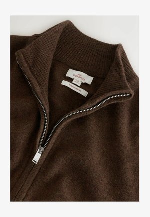 Brązowy sweter zapinany na zamek, wykonany w 100% z wełny merynosów, z prążkowanym kołnierzem i suwakiem w srebrnym odcieniu, z widocznymi metkami marki wewnątrz.