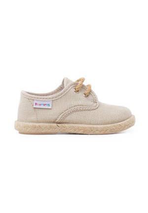 Beige Stoffschuhe für Kinder mit einer gewebten Jutsohle, runder Zehenform und braunen Schnürsenkeln; verfügt über ein buntes Markenlabel an der Seite.