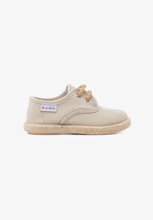 Scarpe per bambini in tela beige con suola in juta intrecciata, punta rotonda e lacci marroni; presenta un'etichetta del marchio colorata sul lato.