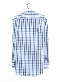 Camicia a maniche lunghe in blu chiaro e motivo a quadri navy, chiusura con bottoni ai polsini, colletto classico e orlo dritto.