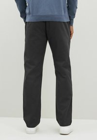 Next REGULAR FIT STRAIGHT LEG - Vászonnadrágok - grey