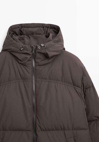 Giacca imbottita marrone scuro con zip frontale e cappuccio regolabile con cordino su sfondo bianco.