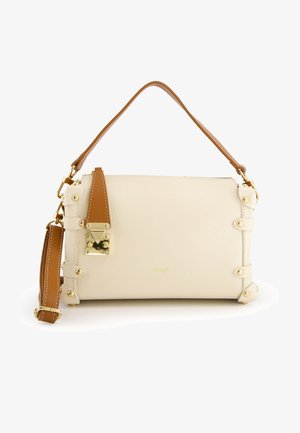 Crème-kleurige leren handtas met bruine accenten, gouden hardware en een gestructureerde afwerking. Voorzien van een afneembare schouderband en een bovenhandvat.