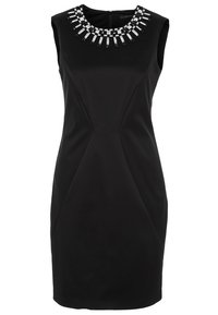 Schwarzes ärmelloses Kleid mit einer figurbetonten Silhouette, das einen mit Juwelen besetzten Ausschnitt und diagonale Nahtdetails für eine strukturierte Optik aufweist.