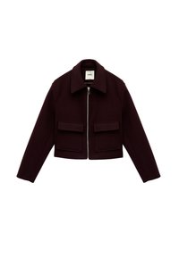 Bordeaux cropped jasje met een vlakke kraag, ritssluiting en twee voorzakken met klep. Gemaakt van een dikke, gestructureerde stof.