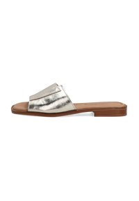 Flad slide sandal med en skinnende metallisk sølv overdel, en bred rem over foden og en glat brun sål. Enkel og minimalistisk design.
