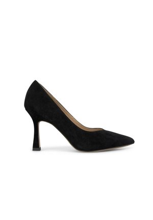 Pump nera in suede con tacco alto e punta affusolata, caratterizzata da un tacco sottile con base a blocco. Texture liscia e design impeccabile.