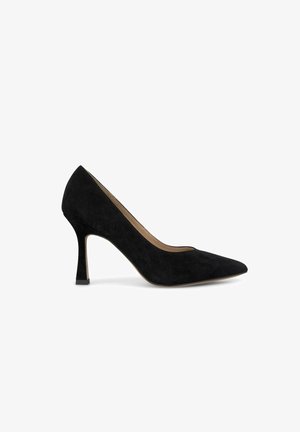 Schwarzer Wildleder-High-Heel-Pump mit spitzem Zeh und schlankem Absatz, der über einen Blockboden verfügt. Glatte Textur und nahtloses Design.