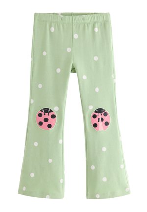 Ανοιχτό πράσινο παιδικό παντελόνι με λευκές πουά βούλες και ροζ μπαλώματα πασχαλίτσας στα γόνατα.