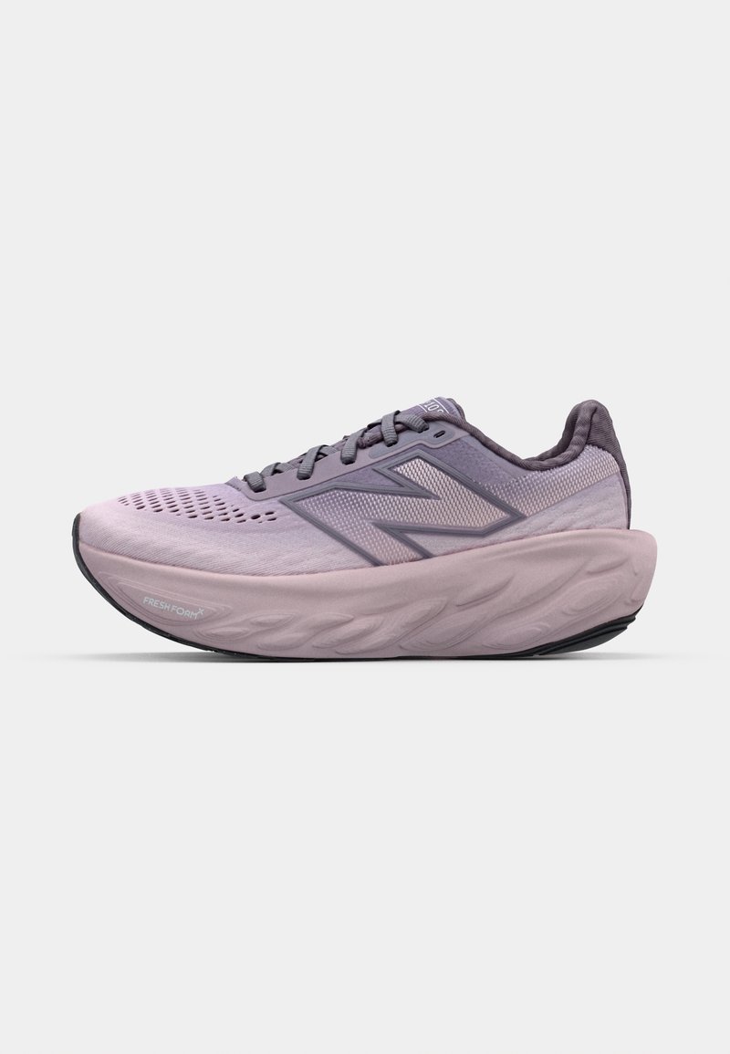 Chaussure de course violette avec une tige en textile respirant, un col rembourré, une semelle intercalaire épaisse et une semelle extérieure en caoutchouc texturé.