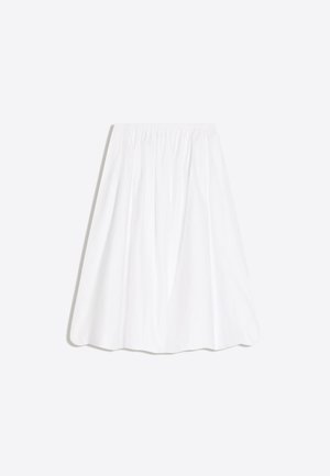 Bijela midi suknja s elastičnim pojasom i nježnim naborima, prikazana ravno na svijetloj podlozi.