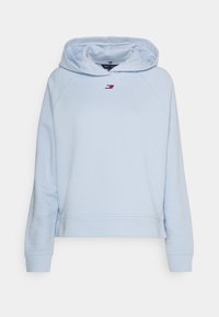 Jasnoniebieska bluza z kapturem, wykonana z miękkiego materiału, z małym logo w kolorze czerwonym i granatowym, w luźnym kroju i ściągaczami przy rękawach.