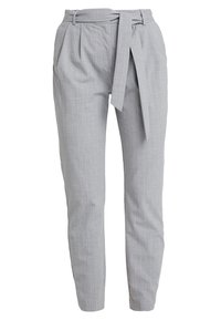 Šedé pruhované kalhoty s vysokým pasem, předními sklady a páskem na zavazování. Úzký střih; vyrobeno z texturované tkaniny.