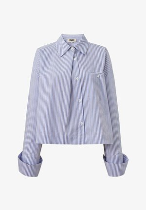 Korte button-up blouse met blauwe en roze verticale strepen. Gemaakt van een lichtgewicht stof met een kraag en een enkele borstzak.