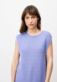 Strick-Ärmelloses Top in hellem Lavendel mit einem strukturierten Design, das horizontale Streifen und einen weiten runden Ausschnitt aufweist.