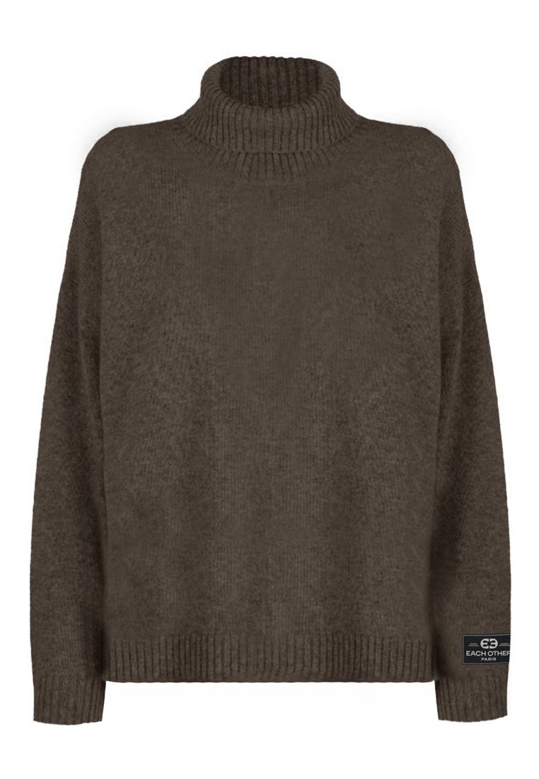 Brązowy sweter golfowy wykonany z fakturowanej dzianiny, z prążkowanymi mankietami i dołem, z naszywką z logo na dolnej stronie.