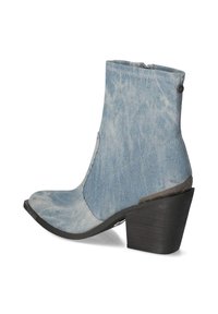 Denim gležnjače s oštrim nosom, izblijedjela plava boja, bočni patentni zatvarač i teksturirani crni drveni peto. Sadrži kontrastno šivanje.