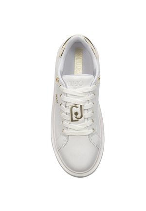 Sneaker bianco con tomaia in pelle liscia, occhielli dorati e un accento decorativo in hardware dorato. Lacci piatti e fodera in tessuto.