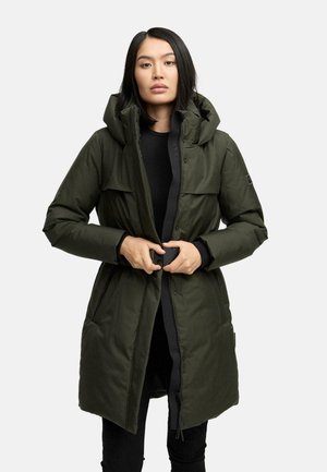 Olivenfarvet lang quiltet frakke med hætte, frontlynlås og knaplukning. Indeholder to brystlommer og struktureret stof.