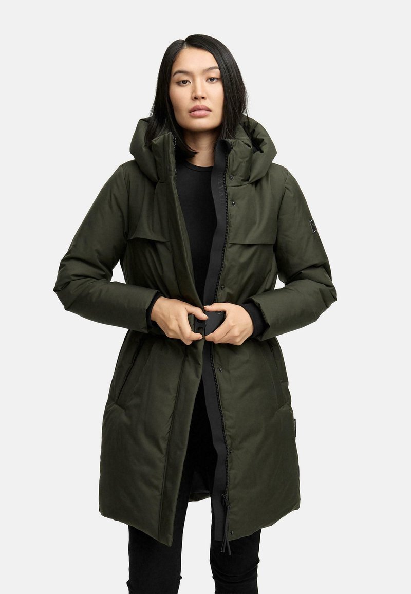 Olivenfarvet lang quiltet frakke med hætte, frontlynlås og knaplukning. Indeholder to brystlommer og struktureret stof.