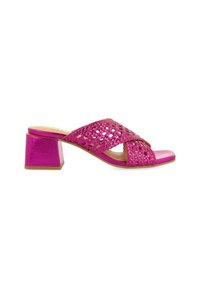 Sandalia deslizante tejida en fucsia con un taco grueso, que presenta tiras cruzadas y un acabado brillante en el tacón y la suela.