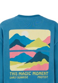 Felpa blu con una grafica di montagne in vari colori, con un sole e il testo: "QUESTO MOMENTO MAGICO PROTESTA AL PRIMO SOLE."