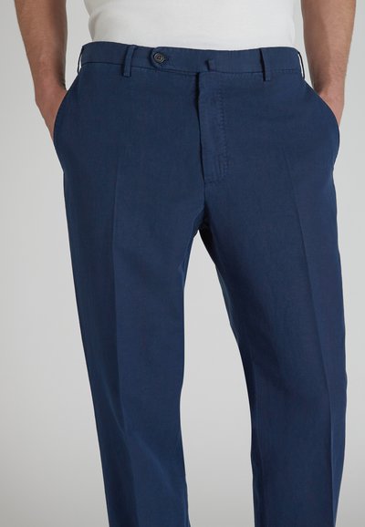 Granatowe męskie chinosy wykonane z lekkiego materiału, z płaskim przodem, dwiema bocznymi kieszeniami oraz zapięciem na guzik z pętlami na pasek.