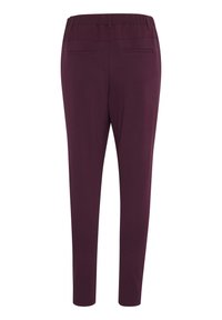 Pantalon stretch bordeaux avec une silhouette ajustée, une taille élastique et deux poches arrière. Texture lisse avec une finition élégante.