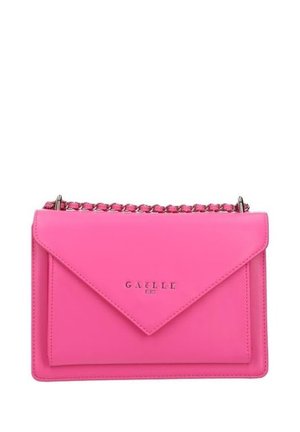 Borsa rettangolare rosa acceso con patta a busta, tracolla a catena in argento e logo "GAELLE Paris" sul davanti.