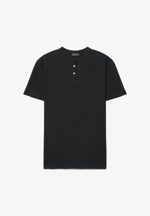 Schwarzes Henley-Shirt mit kurzen Ärmeln, rundem Ausschnitt und zwei beigen Knöpfen auf der Knopfleiste.