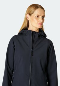 Granatowa kurtka softshell z zamkiem z przodu, regulowanym kapturem i elastycznymi mankietami; charakteryzuje się gładką teksturą i minimalistycznym wzornictwem.