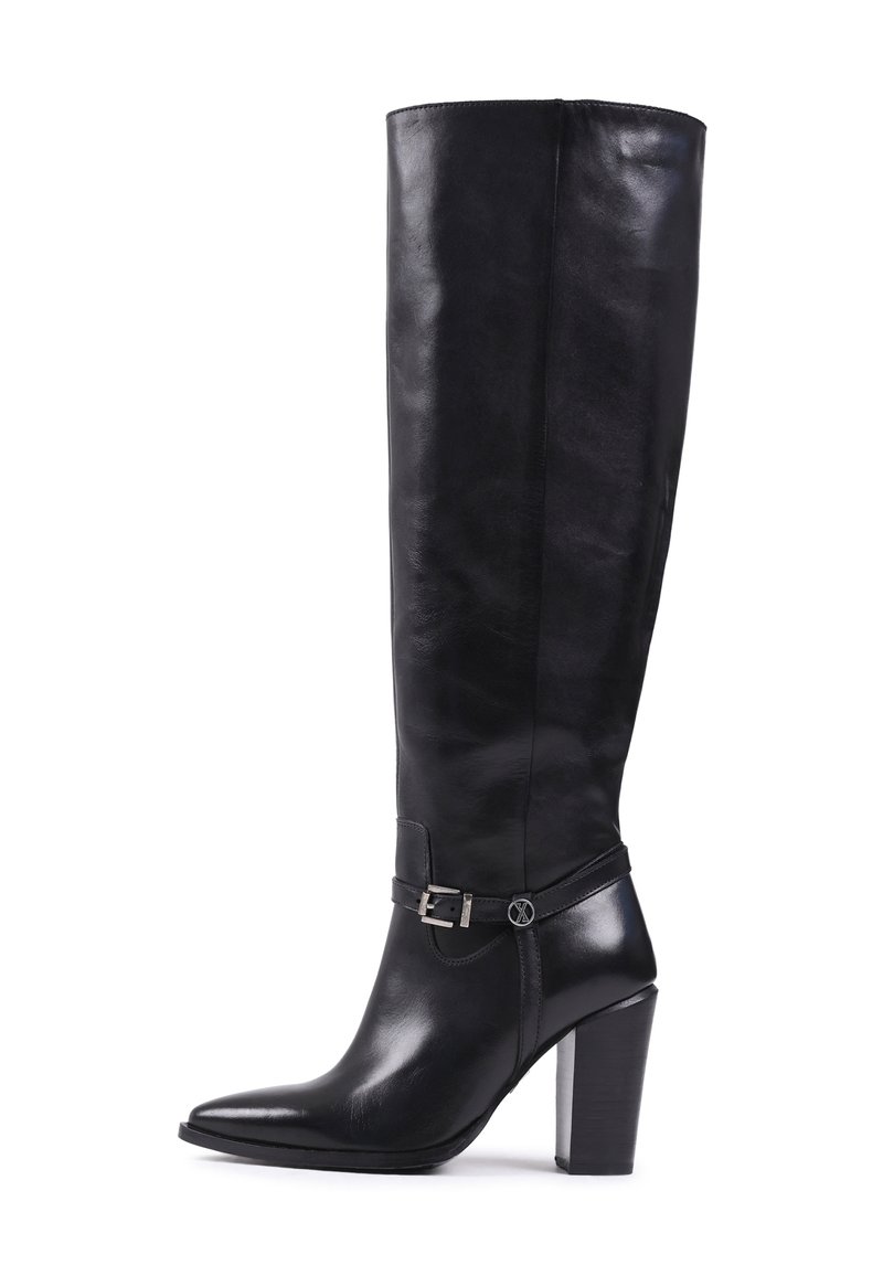Botte en cuir noir montant jusqu'au genou, avec bout pointu, talon bloc et sangle décorative avec boucle argentée autour de la cheville.