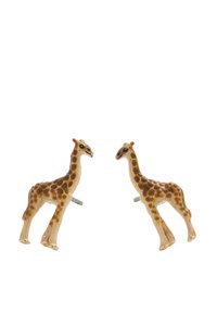 Orecchini a forma di giraffa realizzati in resina lucida di colore tan con macchie marroni; presentano delle viti in tono argento. Ogni orecchino mostra un design di una giraffa in posizione eretta.