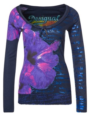 Pitkähihainen paita, jossa on syvän laivastonsininen pohja, suuri violetti kukkakuosi ja sinisiä tekstikuvioita. Puuvillamateriaalia ja resorireunus helmassa.