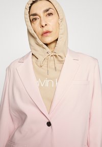 Modström GALE - Casaco curto - bella rose