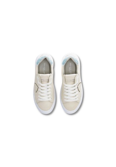 Sneaker beige con lacci bianchi e colletto texturizzato in aqua. Materiale superiore liscio, suola in gomma e un piccolo dettaglio del logo su un lato.