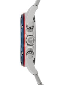 Nerūsējošā tērauda pulkstenis ar zilu rāmi, sarkaniem akcentiem un tekstūru kroni. Tam ir apaļa sejas forma un vairāki funkciju pogas sānos.