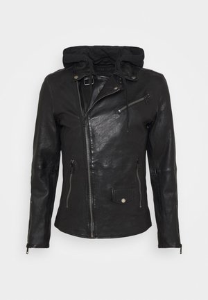 Chaqueta de cuero negra con cremallera asimétrica, bolsillos con cremallera, bolsillo con solapa y botón a presión, y capucha negra adjunta con cordones.